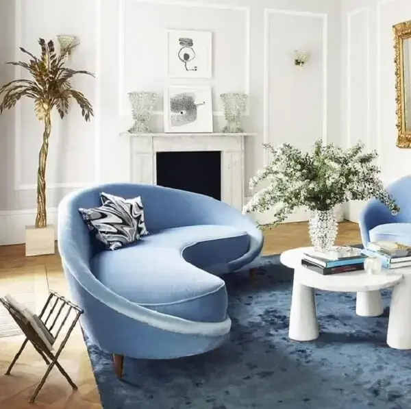 O sofá curvado azul traz a sensação de calmaria para a sala de estar. Fonte: So Fresh & So Chic