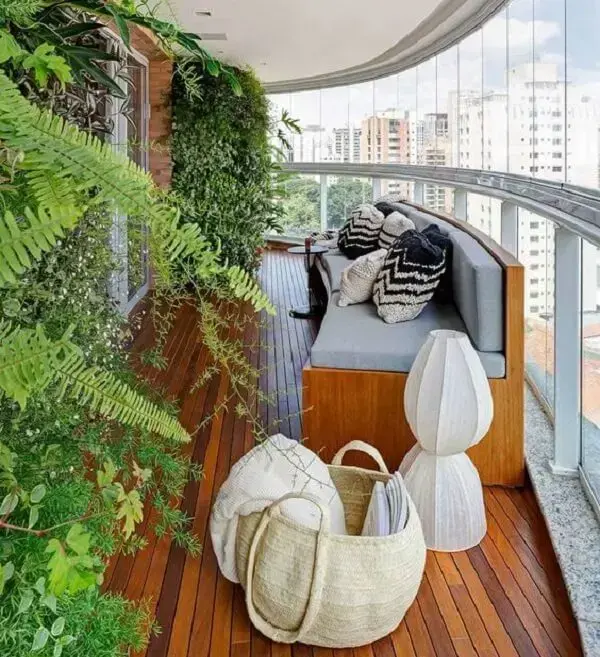 O sofá curvo acompanha o formato da varanda do apartamento. Fonte: Casa de Valentina