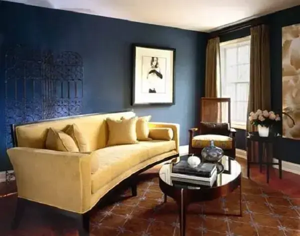 O sofá curvo amarelo ilumina a decoração. Fonte: Simples Decoração