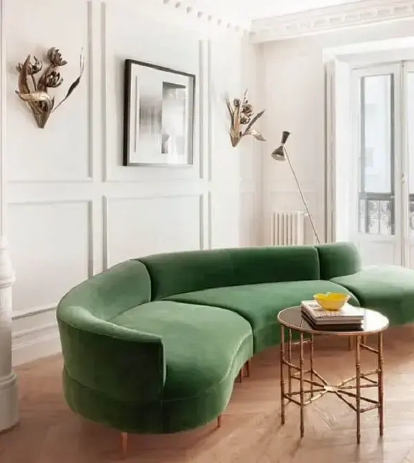 O sofá curvo traz uma atmosfera retrô para a decoração. Fonte: Desire to Inspire