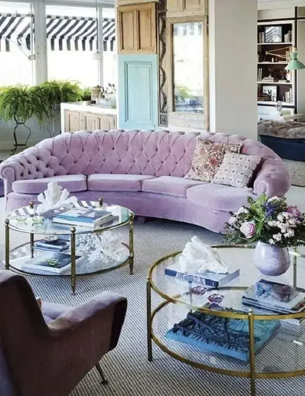 O sofá curvo é tendência na decoração. Fonte: Conexão Decor