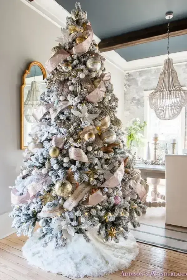 O tecido felpudo embaixo da árvore de natal dourada e branco completa o décor. Fonte: Addison´s Wonderland