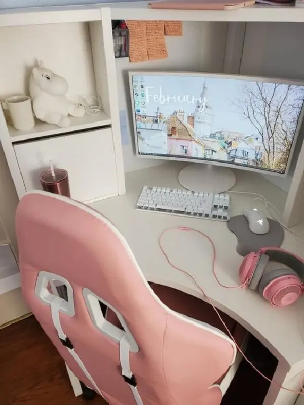 Opte por móveis planejados se o quarto gamer feminino for pequeno. Fonte: Reddit