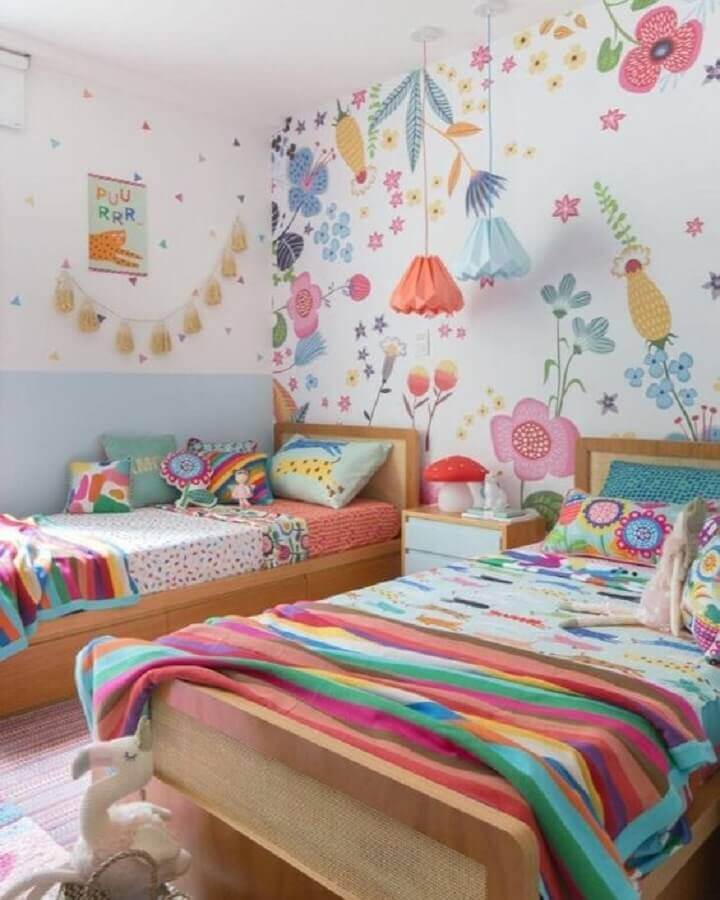 Papel de parede colorido para quarto infantil decorado com duas camas Foto MOOUI
