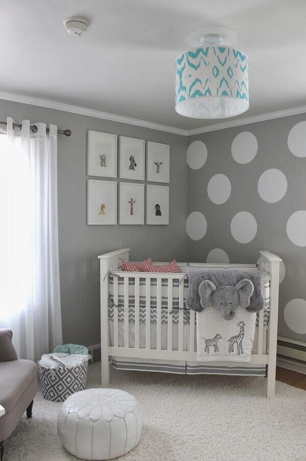 Papel de parede de bolinhas para decoração de quarto de bebê unissex cinza Foto Homedit
