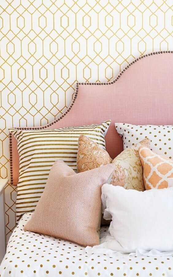 Papel de parede delicado para quarto decorada com cabeceira rosa clara e almofadas estampadas Foto Studio1202