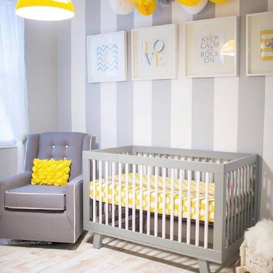 Papel de parede listrado para decoração de quarto de bebê unissex cinza e amarelo Foto Sabri Fidelis