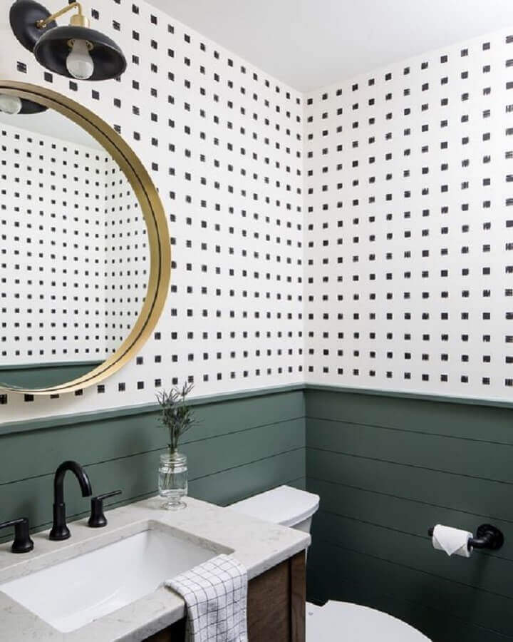 Papel de parede para banheiro decorado com lambri de madeira meia parede Foto Emily Rone Home