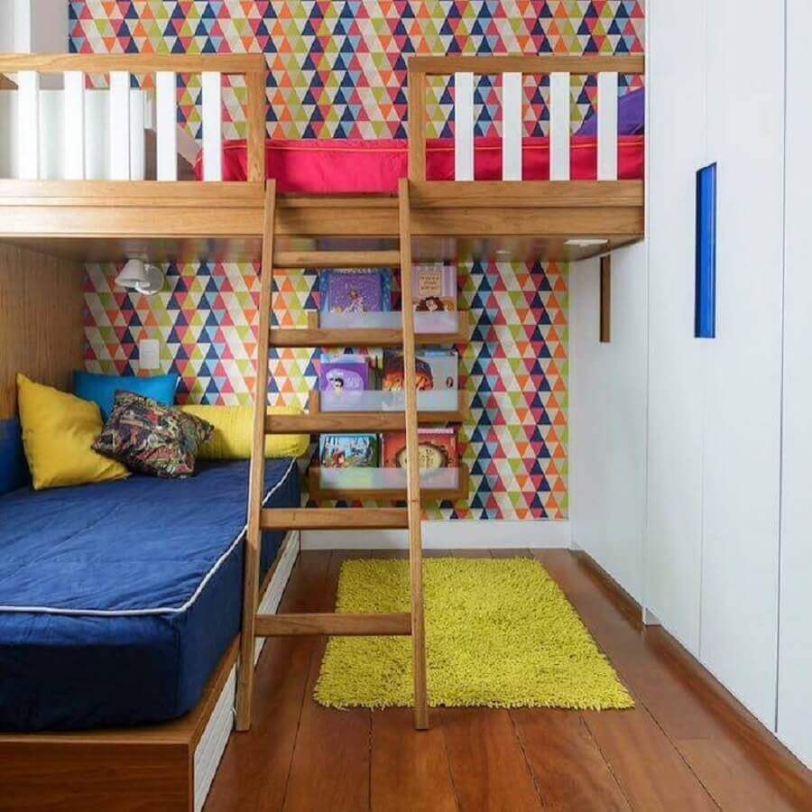 Papel de parede para quarto colorido de solteiro decorado com cama suspensa Foto Bianca Assuf e Beta Coutinho