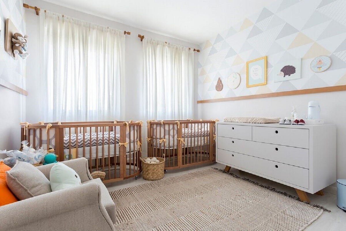 Papel de parede para quarto de bebê unissex de gêmeos decorado com berços de madeira Foto UAUA - Decoração de Quartos Infantis