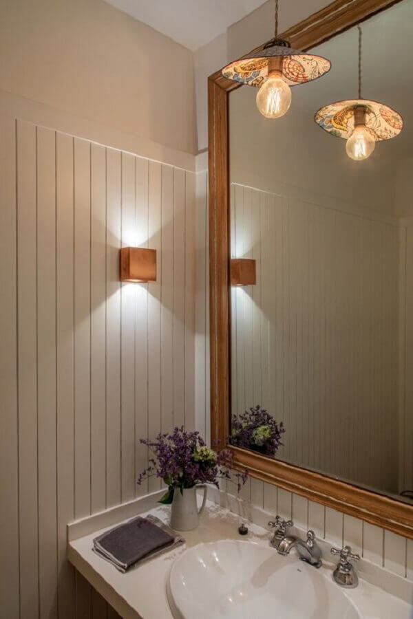 Parede de lambri de madeira para decoração de banheiro com espelho grande Foto Decor Fácil