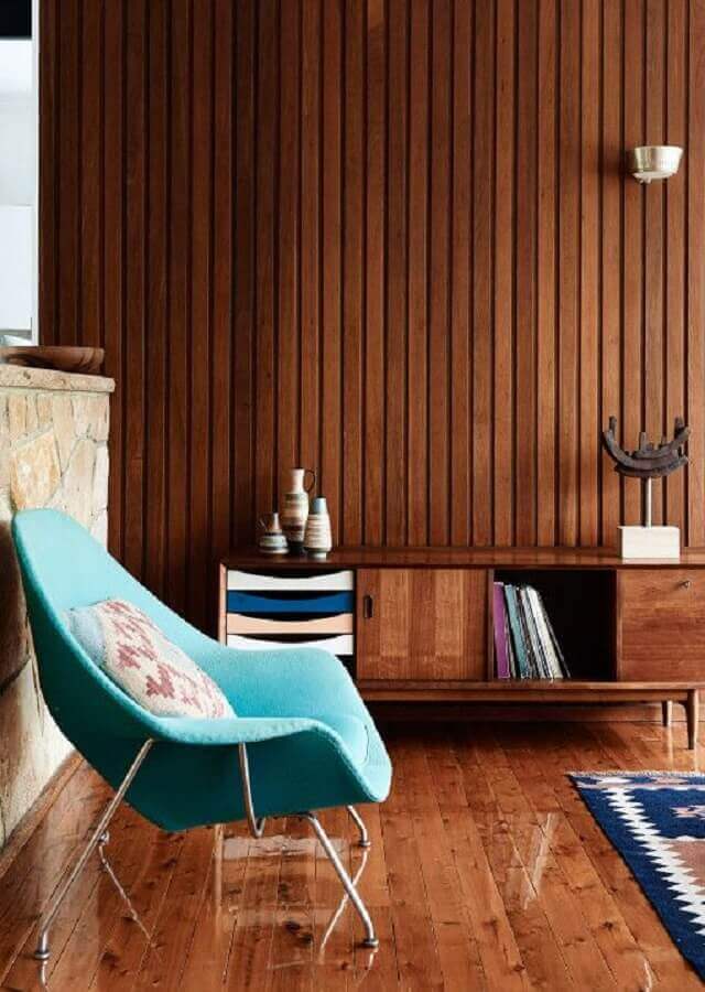 Parede de lambri de madeira para decoração de sala com poltrona moderna Foto The Design Files