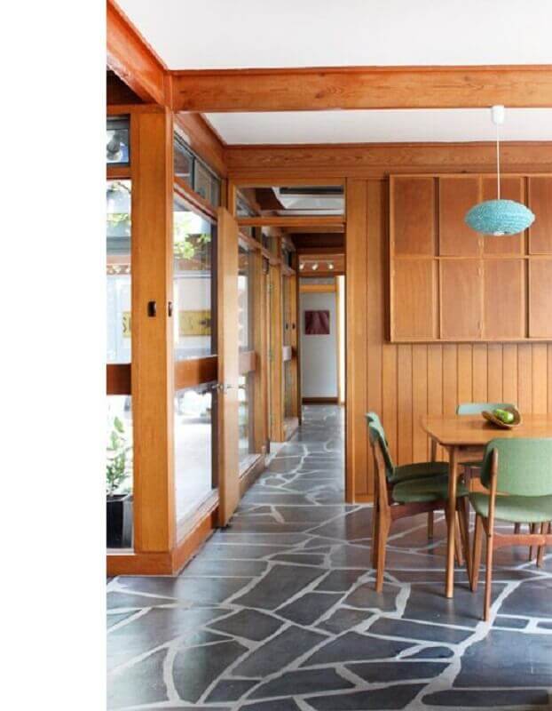 parede de lambri de madeira para decoração de sala de jantar com cadeira verde Foto The Design Files