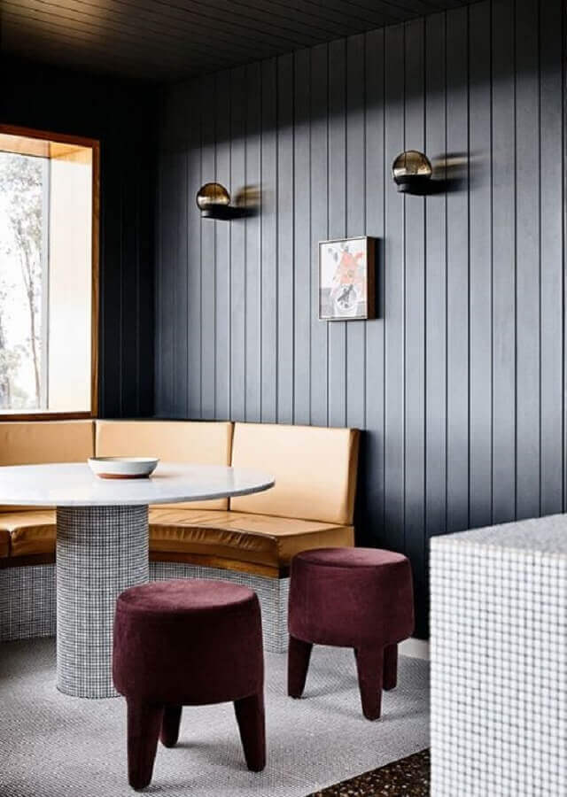 Parede de lambri de madeira preto para decoração de sala de jantar com canto alemão Foto The Design Files