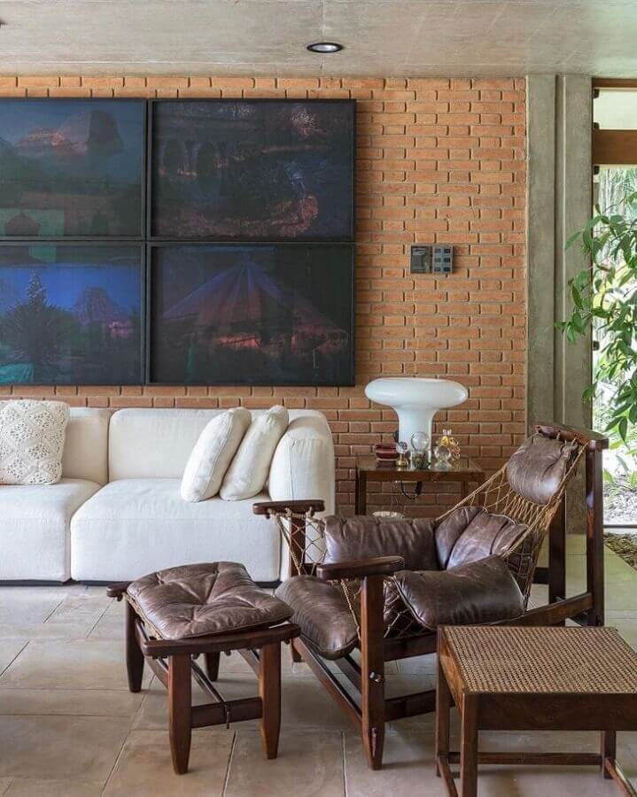 parede de tijolinho para sala rústica decorada com poltrona de couro confortável Foto Lucila Zahran Turqueto