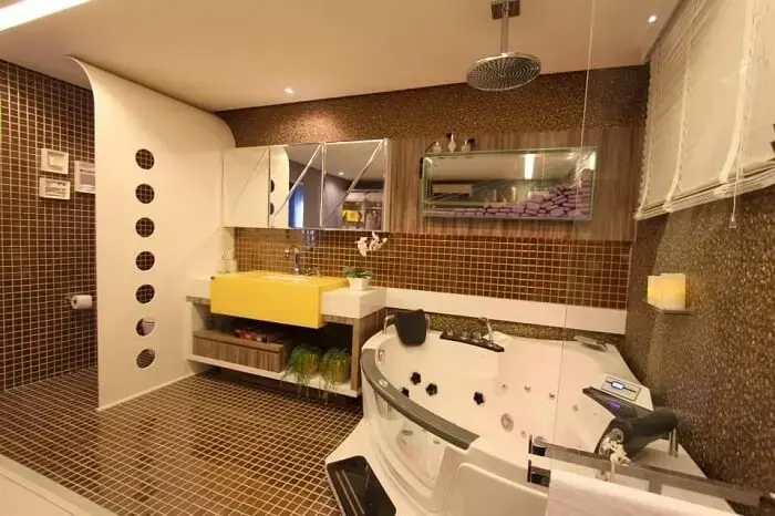 Parede marrom e banheira simples de hidromassagem decoram o banheiro do imóvel. Fonte: Amaury Junior