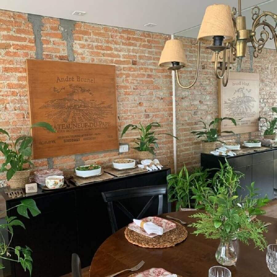 Parede tijolinho para sala rústica decorada com buffet preto e mesa redonda de madeira Foto Luciana Latorre Interiores