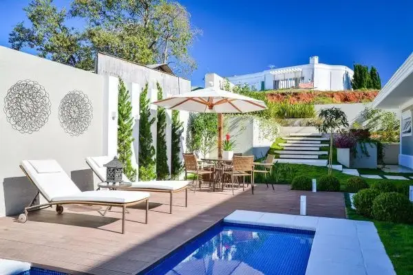 Decore seu quintal com o piscinas modernas e guarda sol para mesa na área gourmet