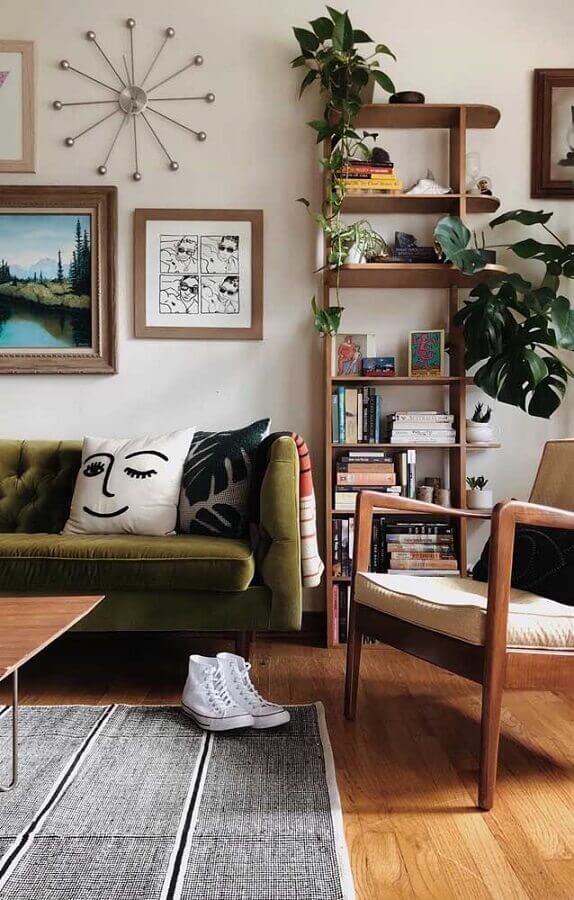 Poltrona de madeira para sala simples decorada com armário para livros pequeno Foto Frugal Living