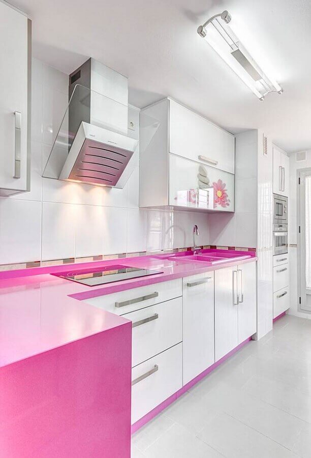Porcelanato para cozinha branca com bancada cor de rosa e cuba de sobrepor