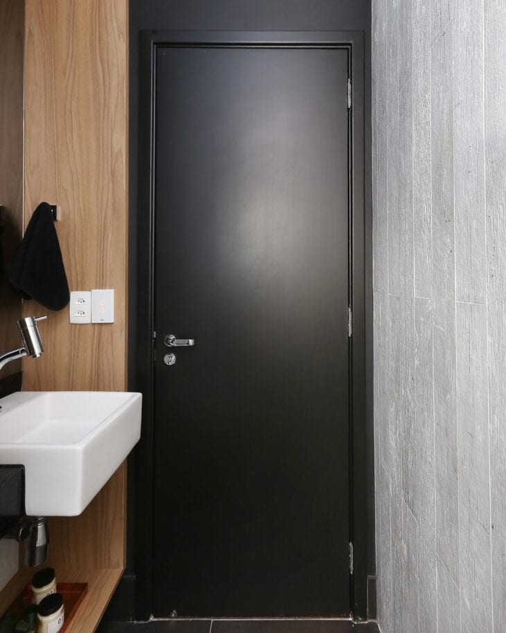 Porta preta de madeira para banheiro moderno