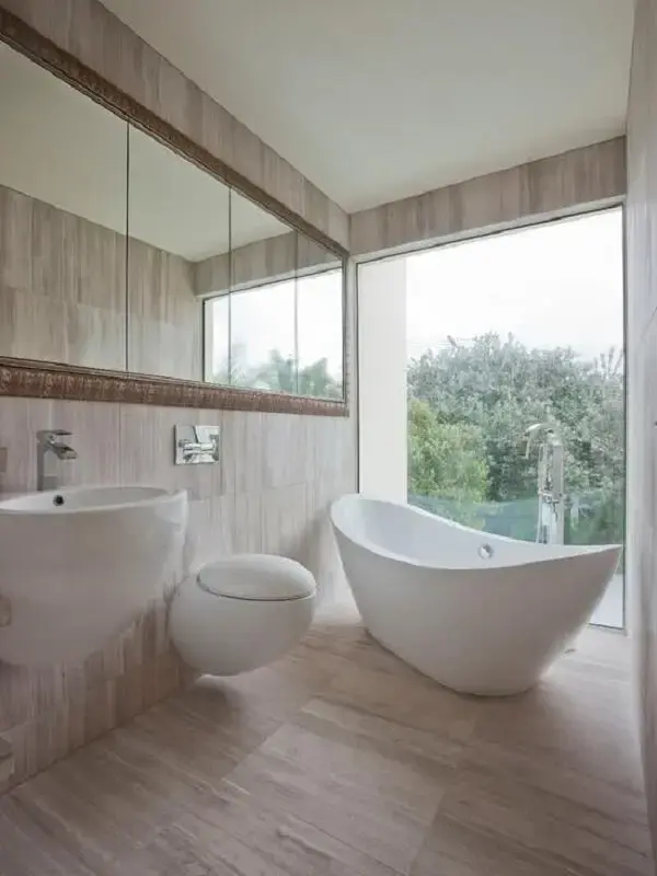 Projeto de banheiro amadeirado com banheira simples branca. Fonte: Decor Fácil
