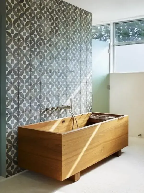 Projeto de banheiro com banheira simples em madeira. Fonte: Decor Fácil