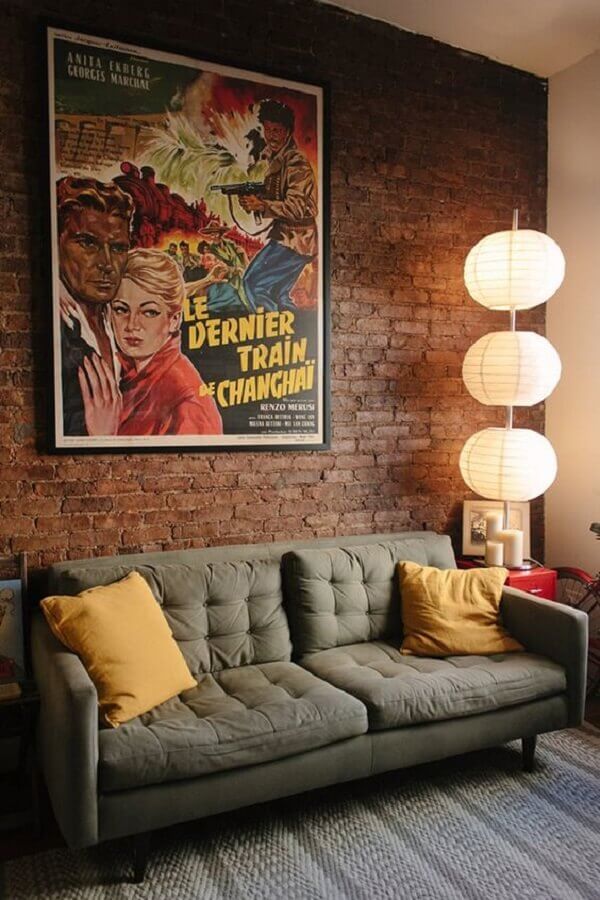  Quadro grande para decoração de sala rústica com sofá cinza e parede de tijolinho Foto Decor Fácil