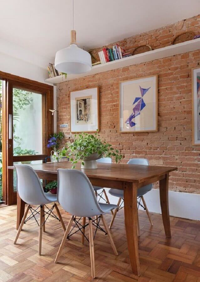 Quadros para sala de jantar rústica decorada com parede tijolinho e mesa de madeira Foto Rafaela Paoli
