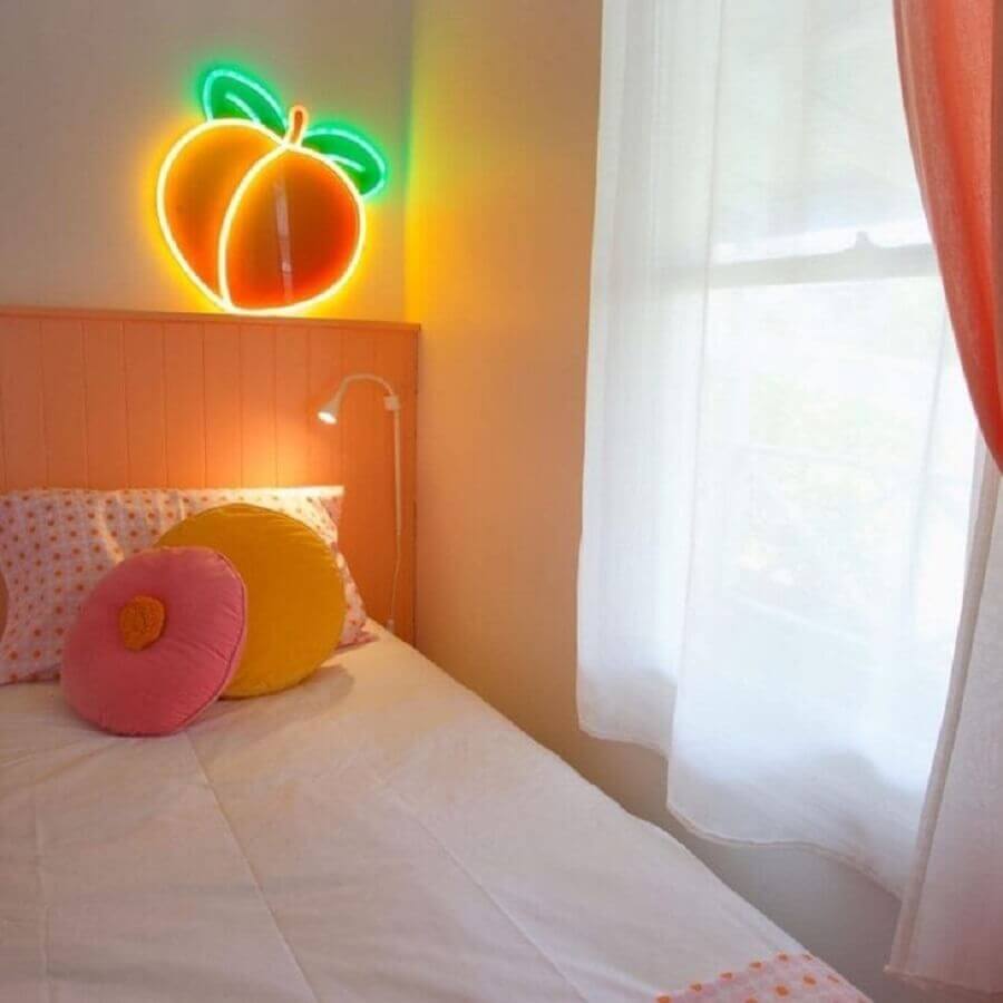 Quarto candy color decorado com luminária neon Foto Sugar Republic
