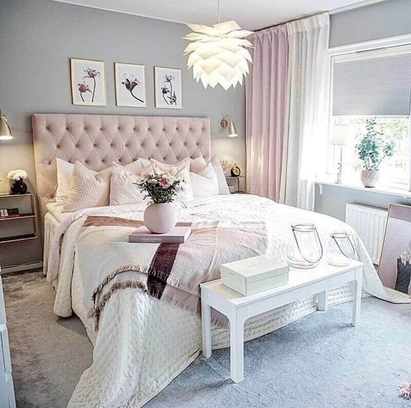 Quarto cinza claro decorado com lustre moderno e cabeceira rosa capitonê Foto Decor Fácil