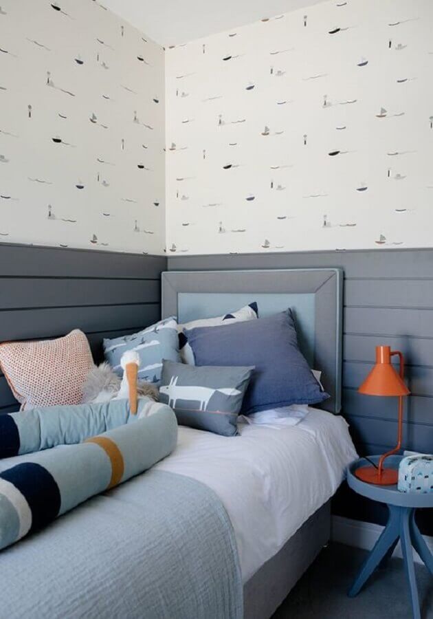 Quarto cinza e branco decorado com papel de parede delicado e lambri de madeira meia parede Foto Optimise Design
