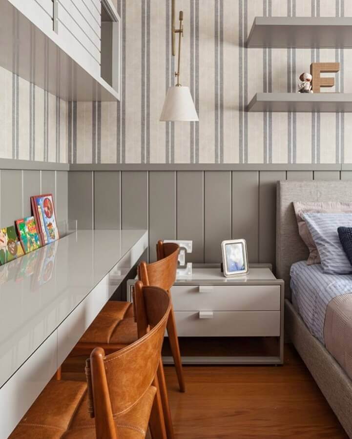 Quarto cinza e branco decorado com papel de parede listrado e lambri de madeira meia parede Foto Natalia Brasil