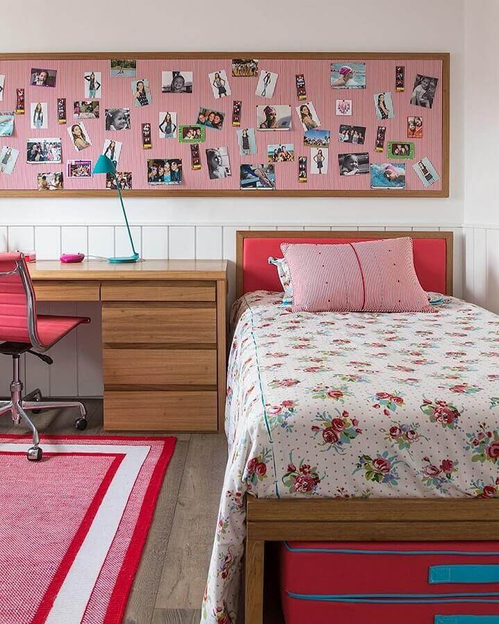 Quarto de solteiro decorado com escrivaninha e cabeceira rosa de madeira Foto Marina Linhares Interiores