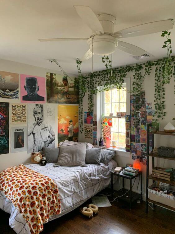 Quarto estilo indie decorado com fotos e plantas nas paredes