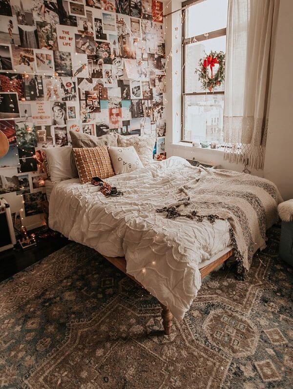 Quarto indie com colagens na parede da cama e tapeçaria vintage