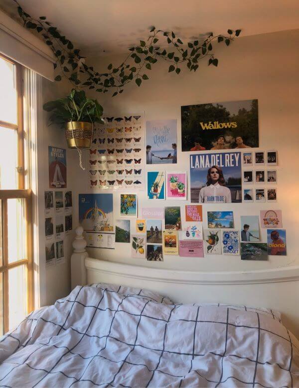 Quarto indie com fotos na parede acima da cama