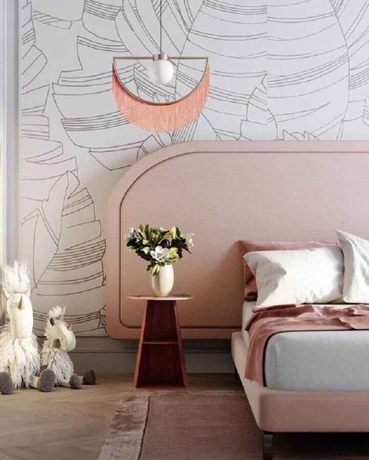 Quarto moderno decorado com papel de parede delicado e cabeceira rosa clara Foto Lider Interiores