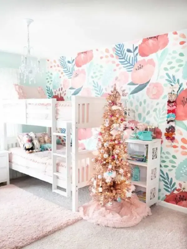 Que tal decorar o quarto das crianças com uma linda árvore de natal dourada? Fonte: Decor Fácil