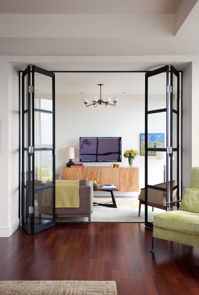 Sala com porta preta de vidro