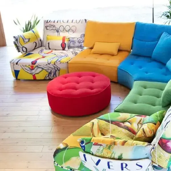 Sala com sofá curvo colorido traz alegria para a decoração. Fonte: Fama Sofas