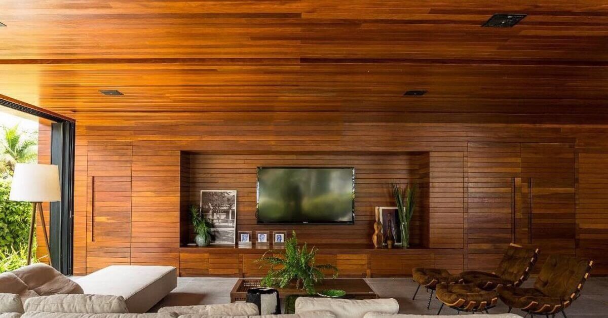 Sala de TV grande decorada com teto e parede de lambri de madeira Foto Macal Madeira