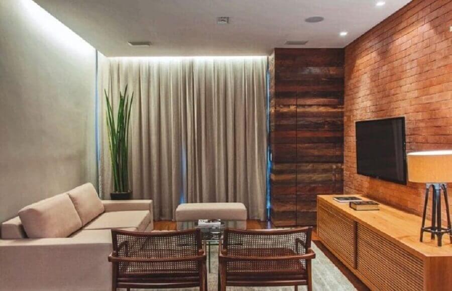 Sala de TV rústica decorada com parede tijolinho e poltronas de madeira Foto Andreoli e Fortunato Arquitetura