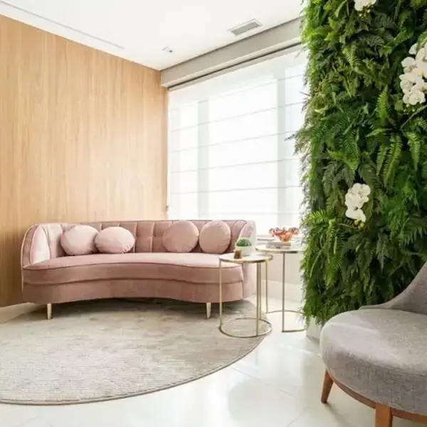 Sala de espera com jardim vertical e sofá curvo. Fonte: Fernanda Guertas