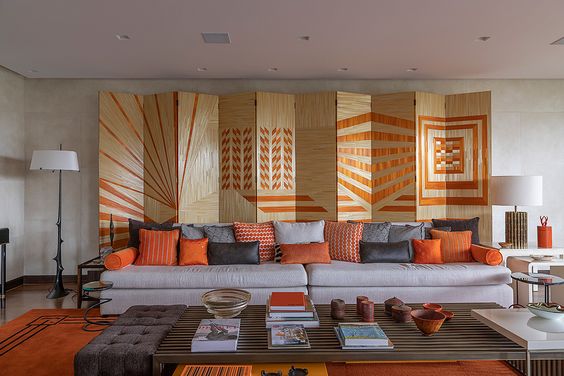 Sala de estar com biombo decorativo estampado e sofá cinza