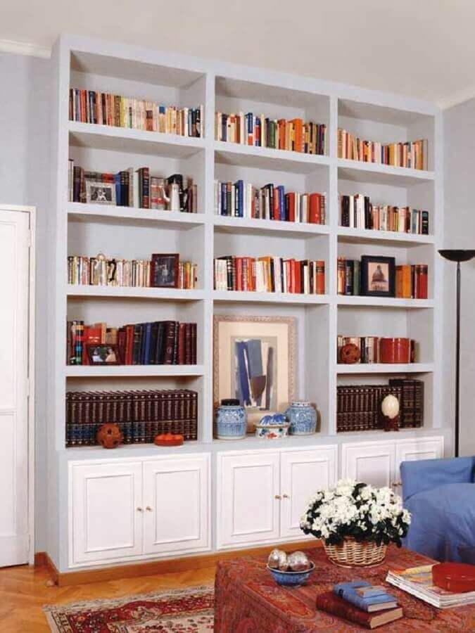 Sala de estar decorada com armário para livros planejado Foto MiCasa Revista
