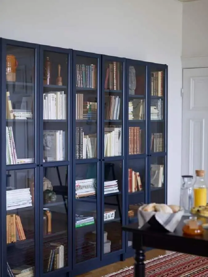 Sala de jantar decorada com armário para livros com porta de vidro azul Foto IKEA Nederland