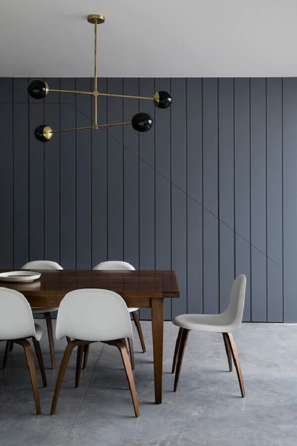 Sala de jantar moderna decorada com lambri de madeira parede cinza Foto est living