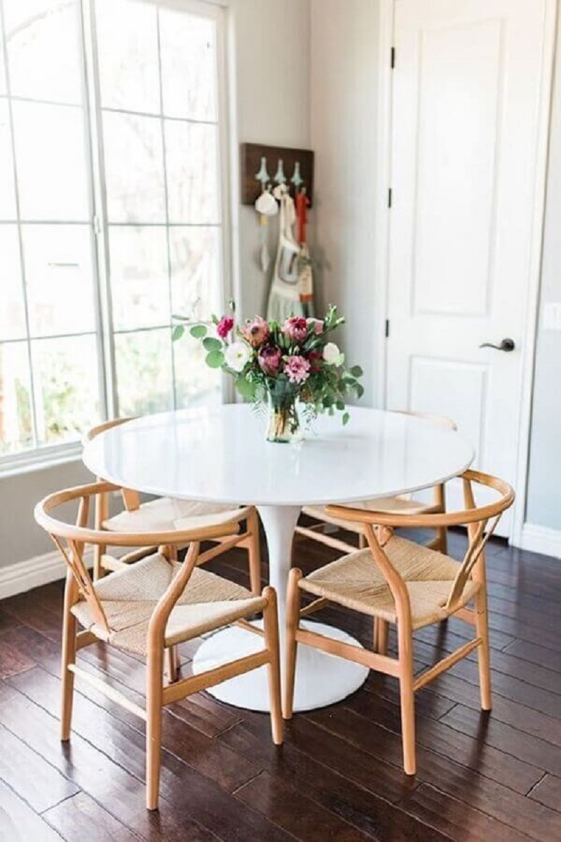 Sala de jantar pequena decorada com mesa redonda e cadeiras de madeira Foto Cut e Paste