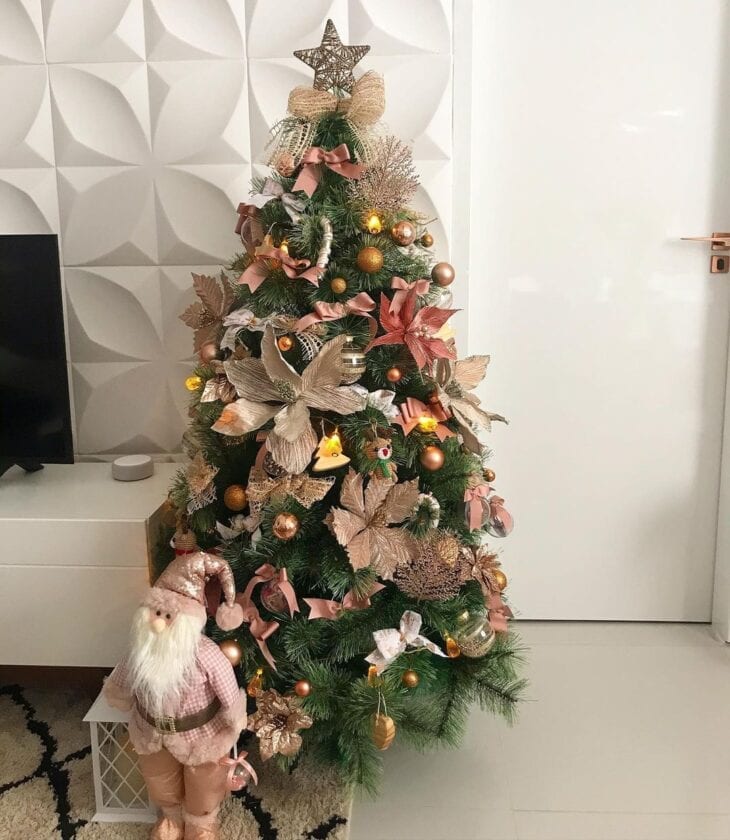 Sala decorada com laços para árvore de natal